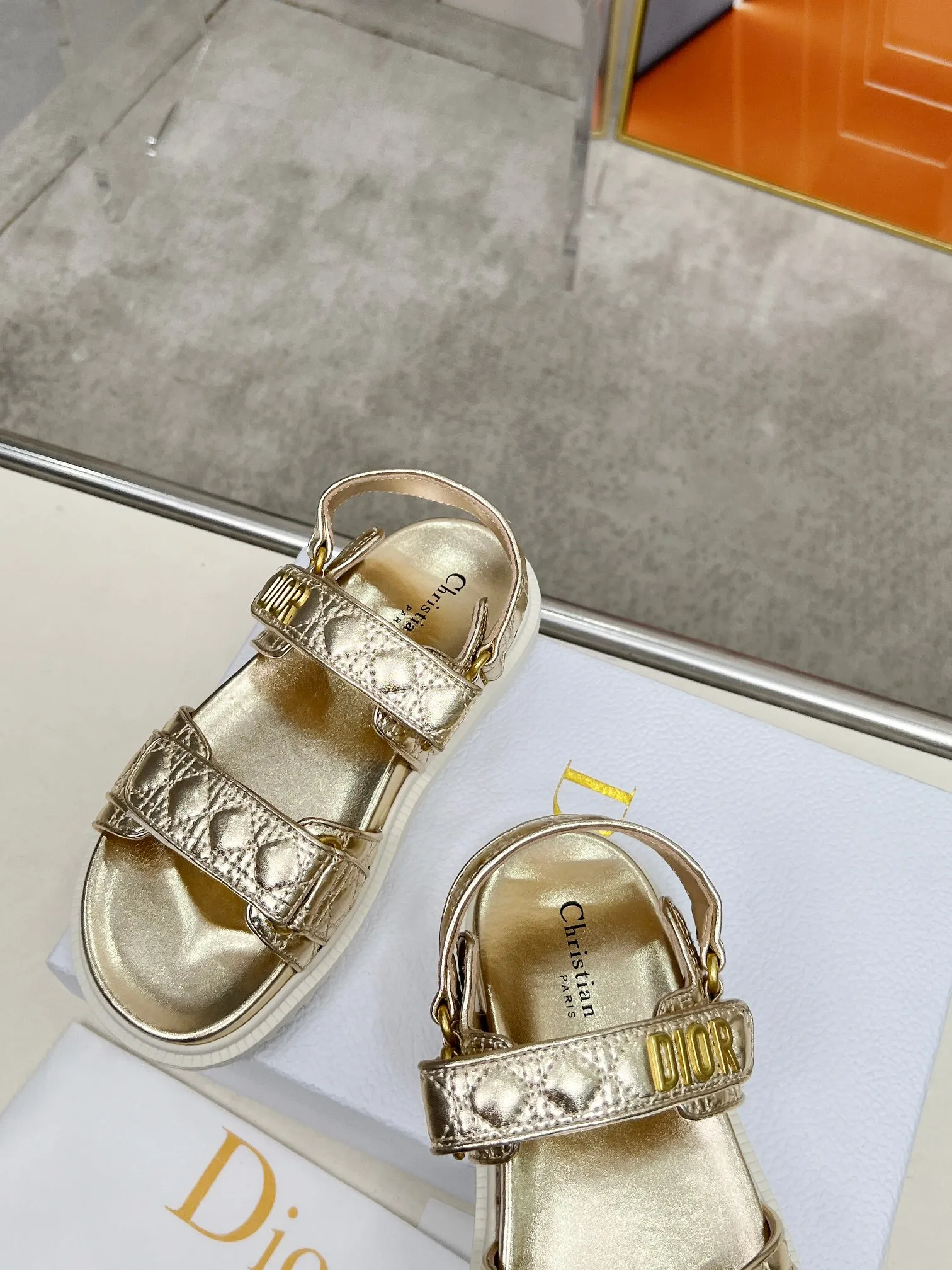 👟👟Ex-factory price 500👟👟Dior👏👏new classic style. 🔥Purchasing-level qualityThe most popular thick-soled sandals in foreign counters. Upper➕Inside: original customized material, original mold opening of sole 1.1 (lightweight, code number 35-40 (41/42 can be customized)